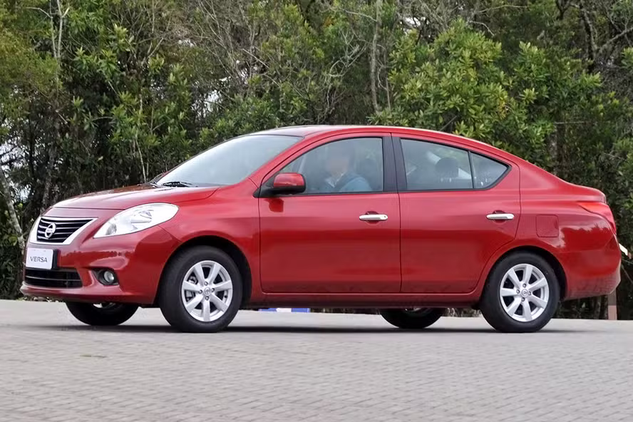 Nissan Versa antigo primeira fase Nissan Versa vermelho da primeira fase