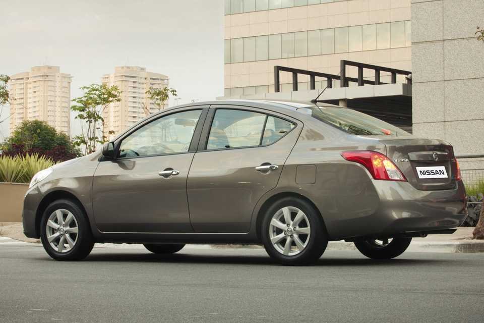 Nissan Versa 2014 usado Nissan Versa vermelho de primeira geração visto de perfil