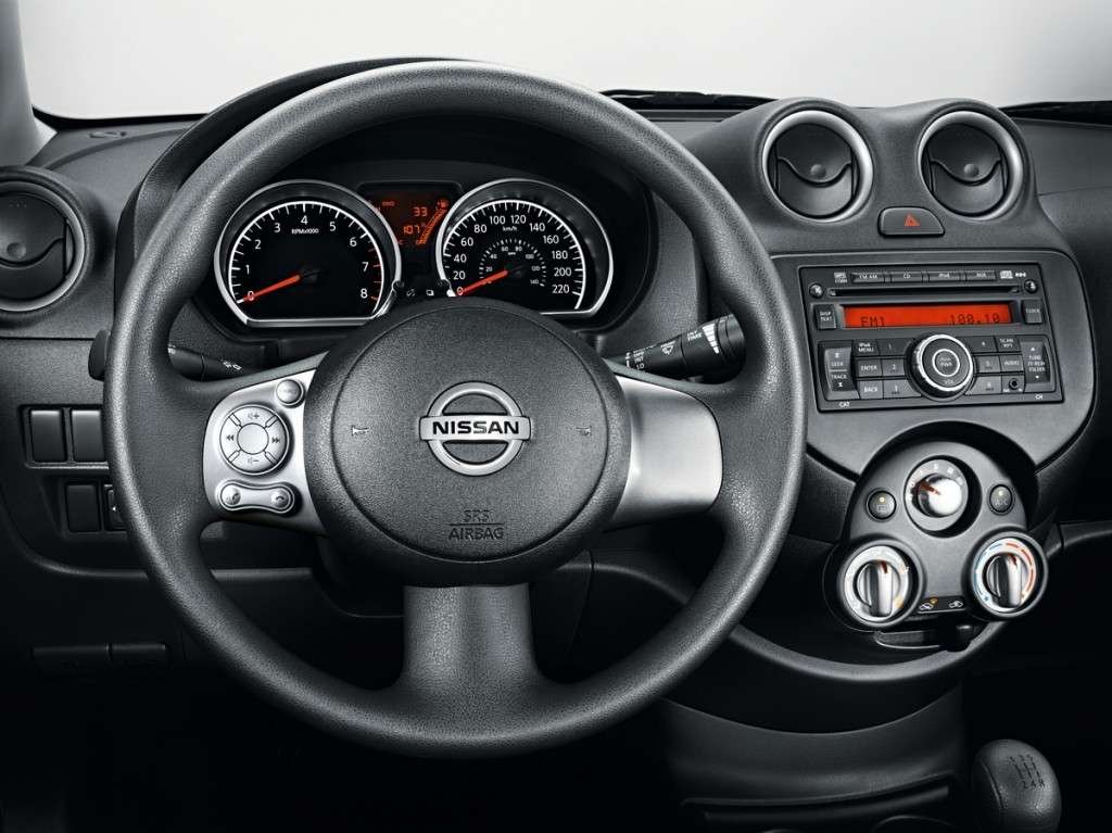 Interior do Nissan Versa antigo Painel do Nissan Versa antigo