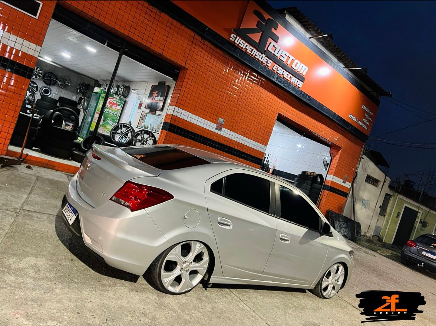 Chevrolet Prisma G2 branco rebaixado com rodas prateadas