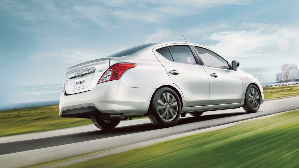 Nissan Versa antigo linha 2020 Traseira do Nissan Versa antigo reestilizado