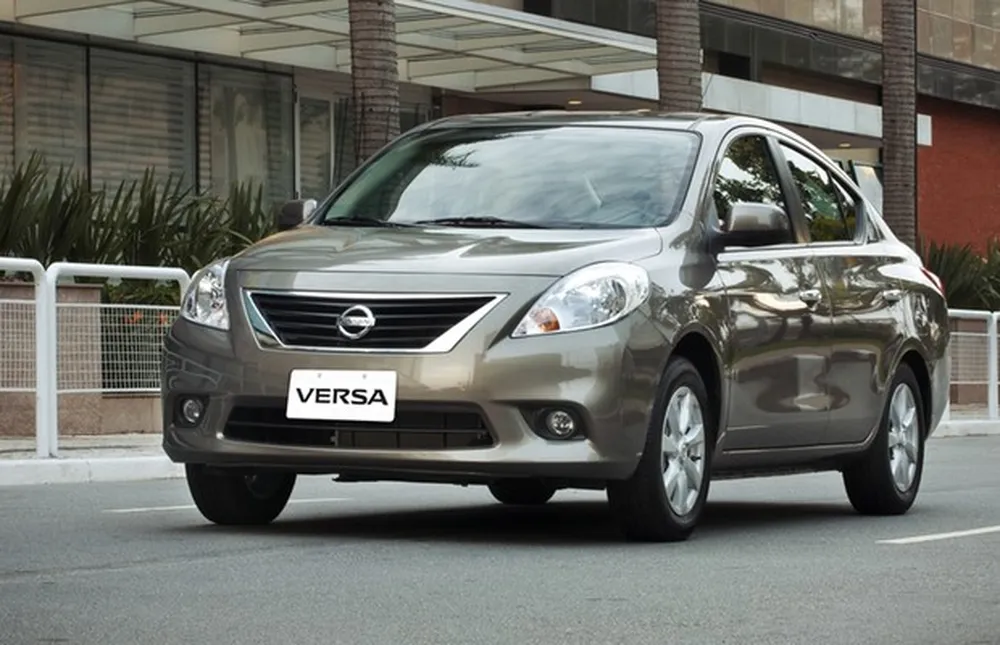 Nissan Versa linha 2013 Nissan Versa antigo cinza visto de frente