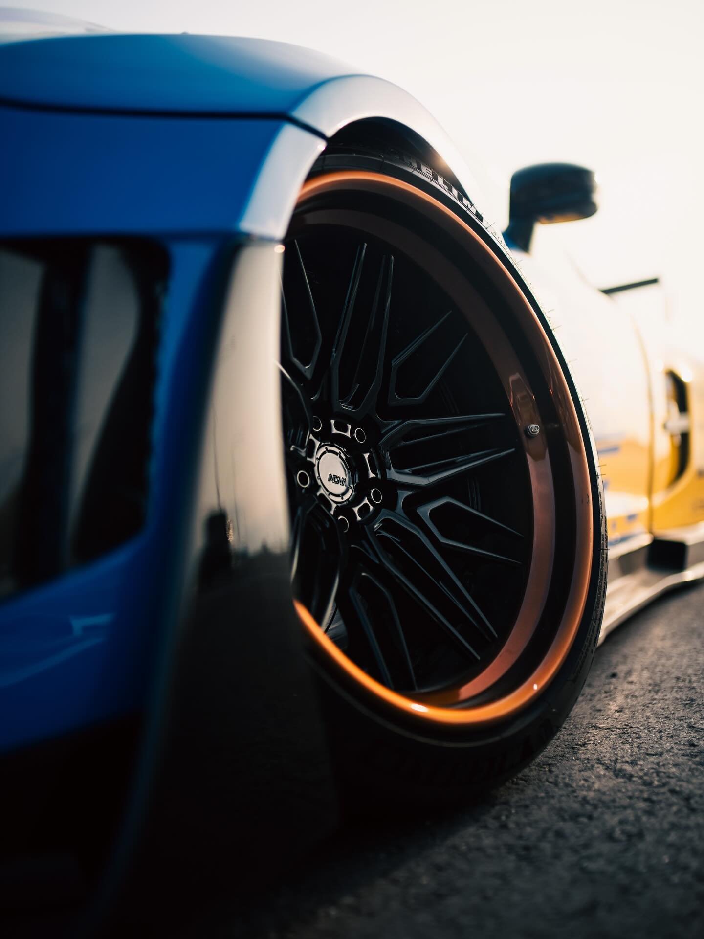 Detalhe da roda do Nissan GT-R R35 rebaixado azul e amarelo