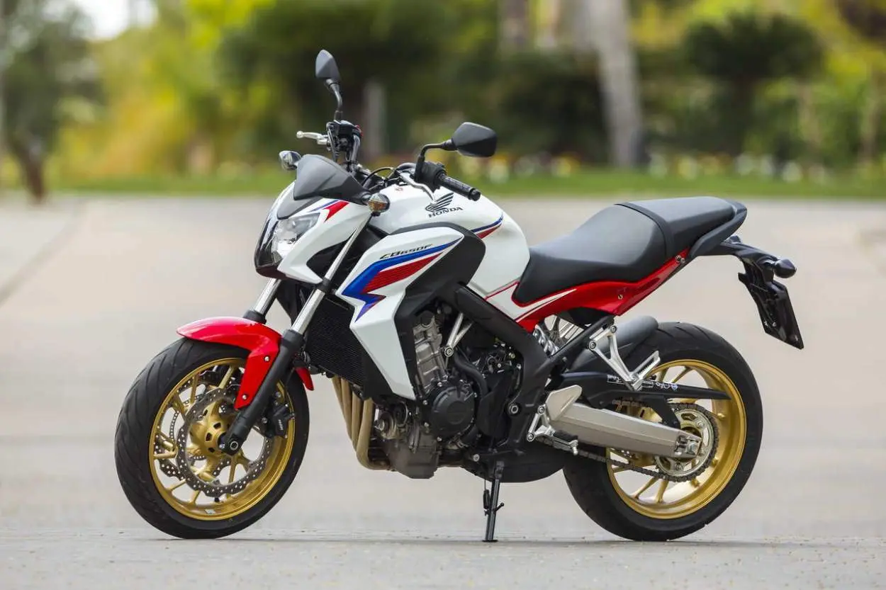 Honda CB 650F tricolor vista de lado