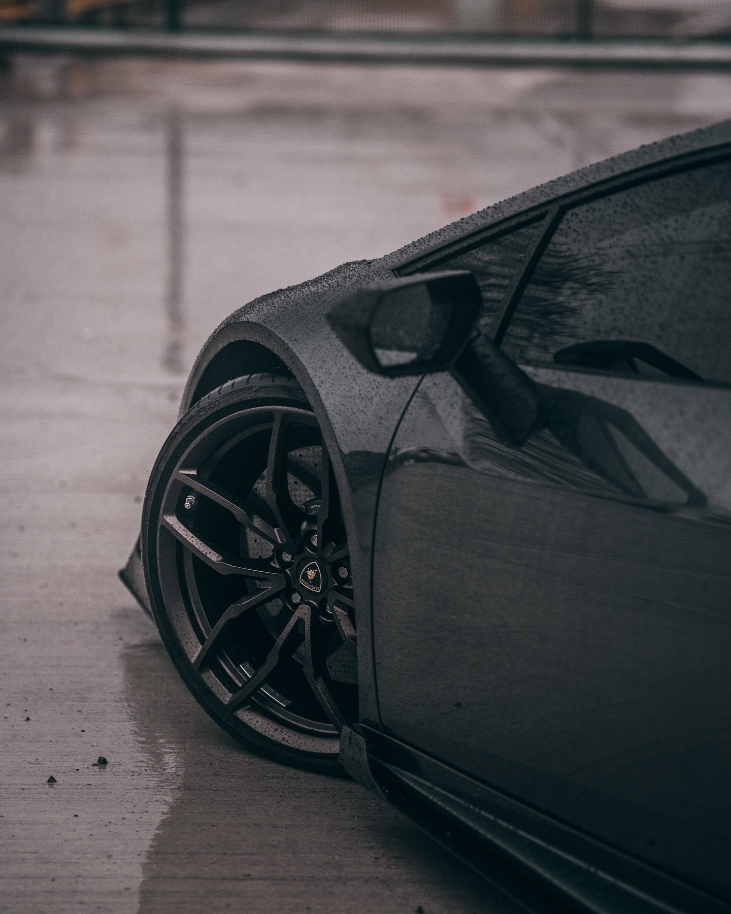 Detalhe da roda dianteira da Lamborghini Huracan preta rebaixada