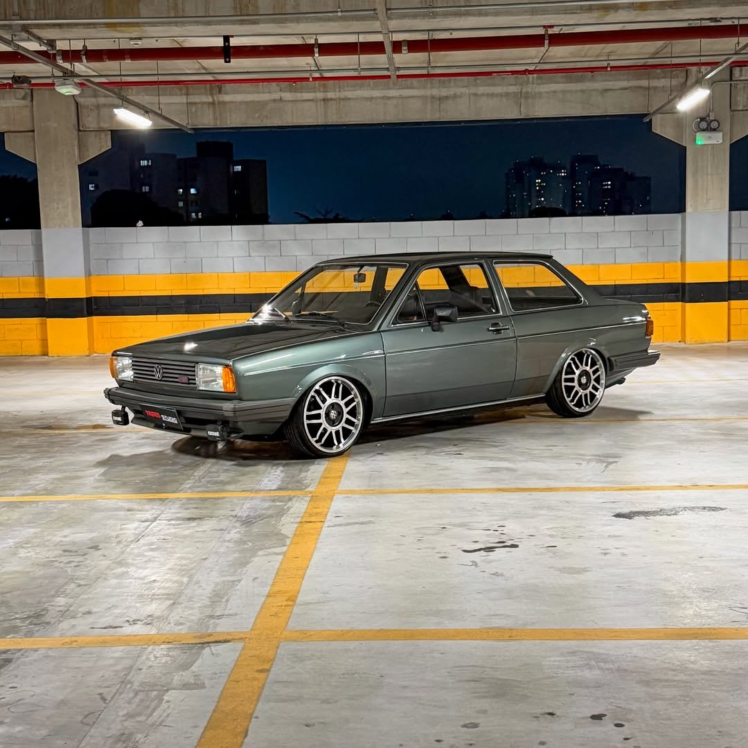 VW Voyage LS quadrado rebaixado com rodas Snow Flakes
