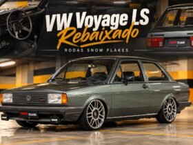 VW Voyage LS rebaixado com rodas Snow Flakes em garagem