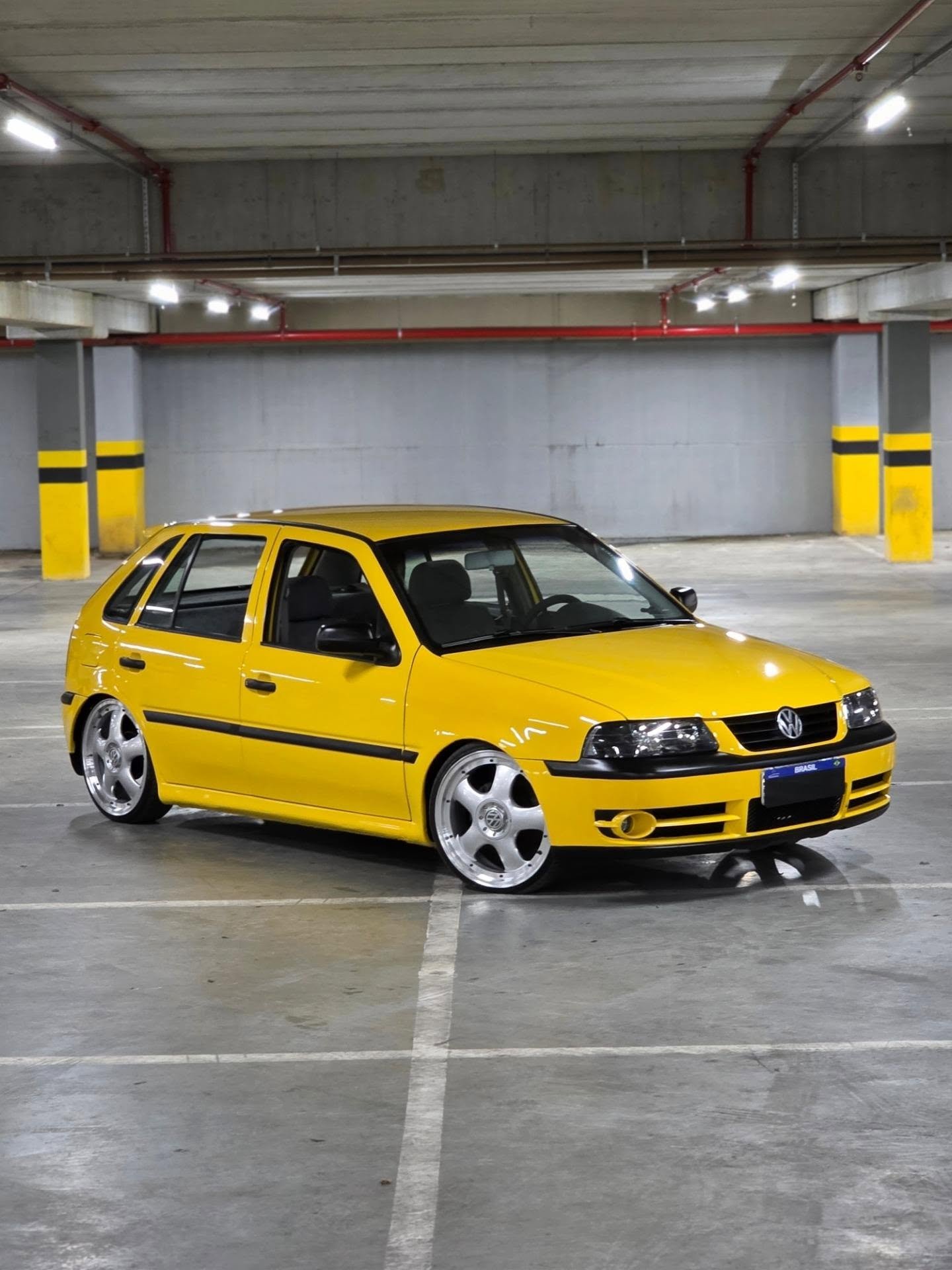 Gol G3 rebaixado Amarelo Solar com rodas GTI aro 18