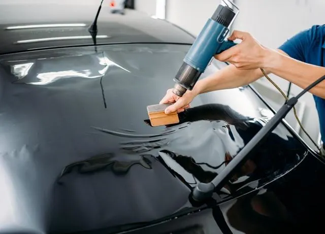 Curso de aplicador de insulfilm: aprenda a instalar películas automotivas e residenciais
