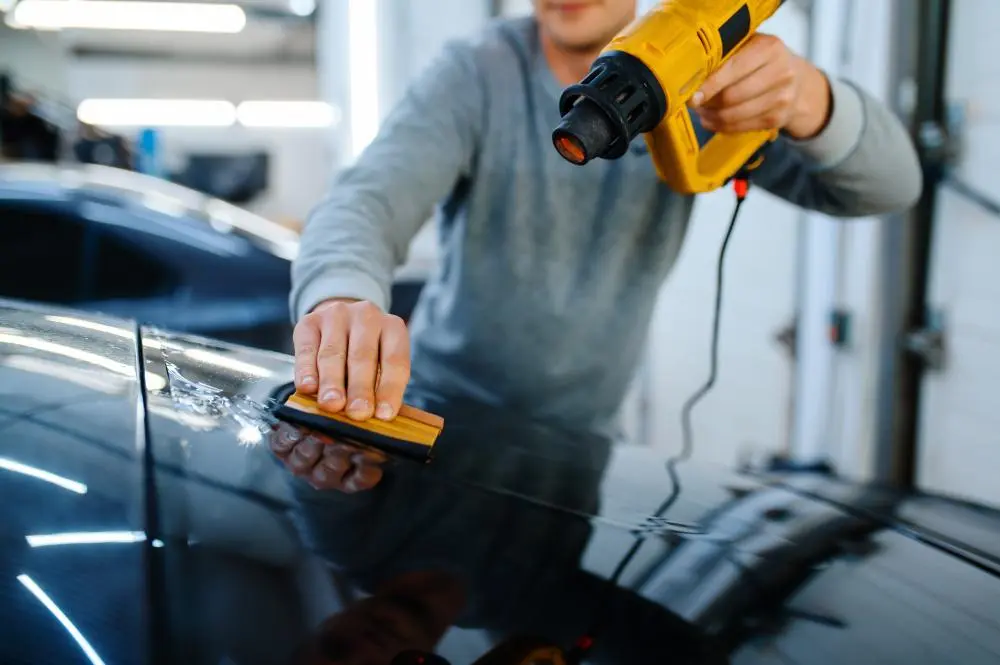 Mercado de trabalho do aplicador de insulfilm Aplicador de insulfilm pode trabalhar em estética automotiva, concessionárias e atendimento móvel