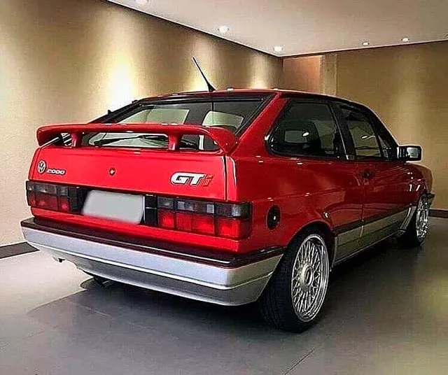 Gol GTI quadrado rebaixado visto de traseira