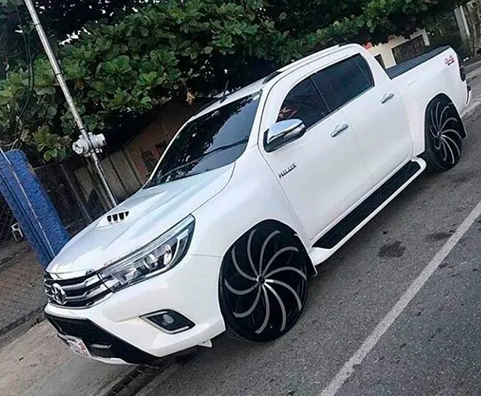 toyota-hilux-rebaixada-branca