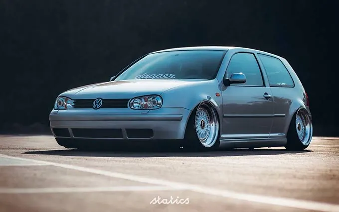 vw-golf-mk4-sapao-rebaixado-prata-rodas-bbs