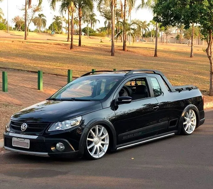 saveiro-g5-rebaixada-preta-rodas-volcano-daimler