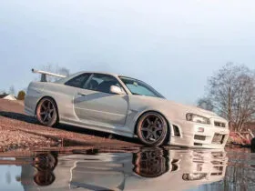 Nissan Skyline GTR R34 rebaixado branco