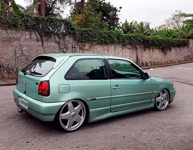 Gol GTI lateral Gol GTI rebaixado lateral em destaque