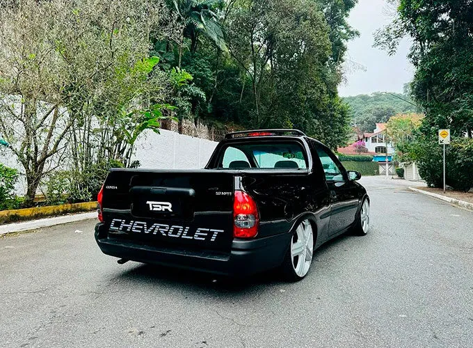 pickup-corsa-rebaixada-preta-rodas-aro-18