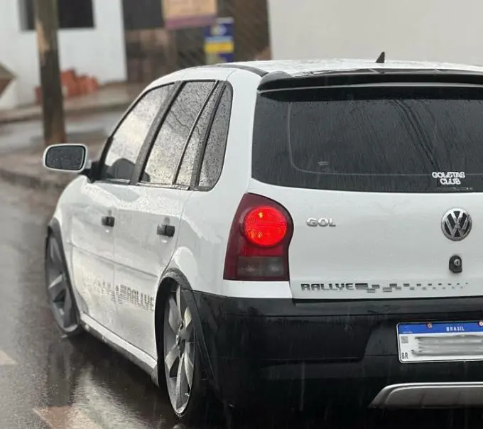 Gol G4 branco Rallye com rodas escuras Gol G4 Rallye branco rebaixado com rodas escuras