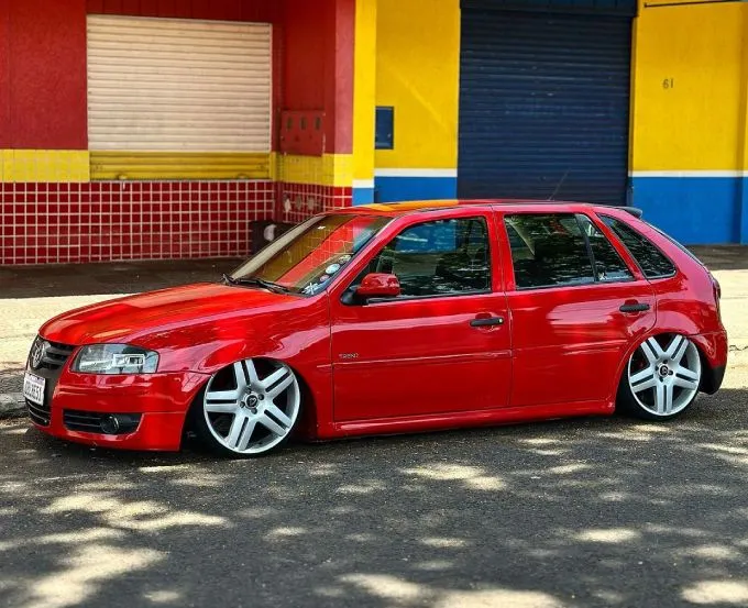 Gol G4 vermelho com rodas diamantadas Gol G4 vermelho rebaixado com rodas diamantadas