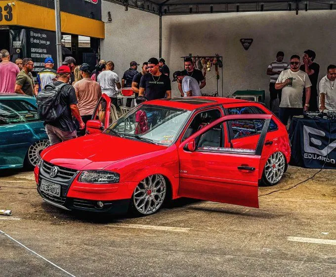 Gol G4 vermelho com rodas e suspensão baixa Gol G4 vermelho com rodas grandes e suspensão baixa