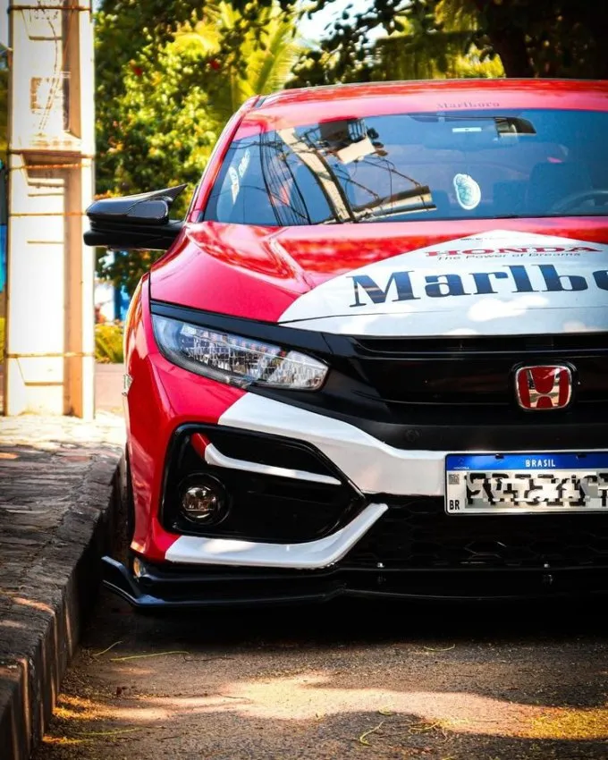 Civic Marlboro com pintura temática e baixo