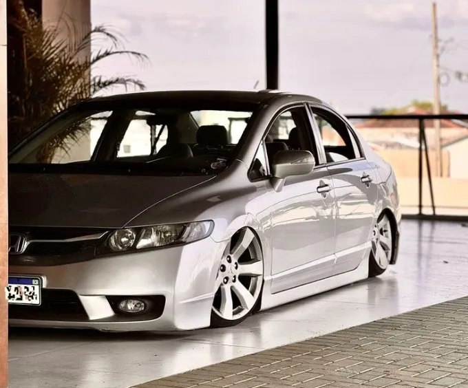 Civic vermelho rebaixado com detalhes esportivos