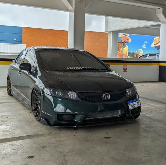 Honda Civic G8 verde rebaixado com rodas grandes