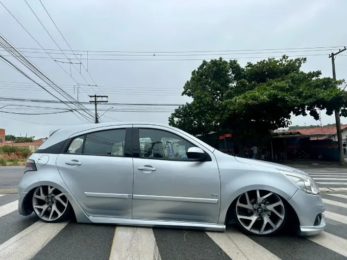 Agile prata rebaixado com rodas esportivas Agile prata com suspensão baixa e rodas grandes