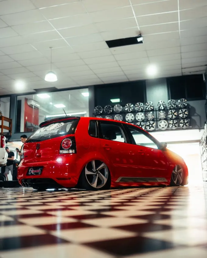 vw-polo-sportline-rebaixado-aro-18-traseira-lateral vw-polo-sportline-rebaixado-aro-18-traseira-lateral