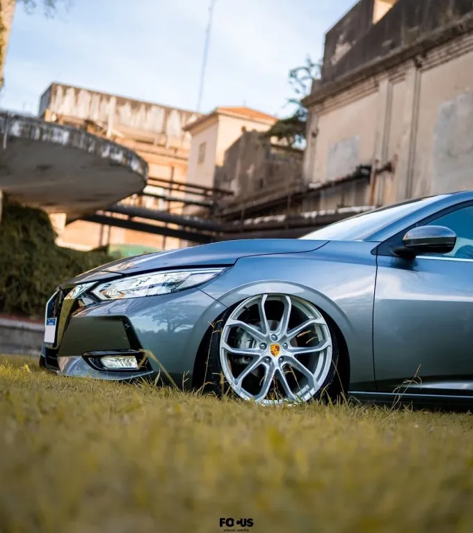 Nissan Sentra rebaixado com rodas estilo Porsche