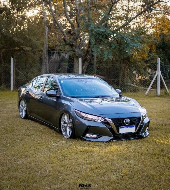 Sentra rebaixado com rodas de 20 polegadas