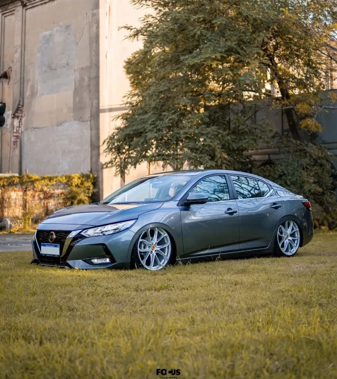 Sentra rebaixado com pintura brilhante e perfil elegante