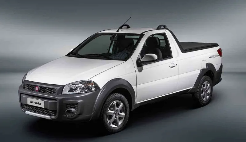 Strada Freedom 2020: última atualização antes da nova geração. Fiat Strada 2ª geração Freedom branca cabine simples, com visual robusto e frente atualizada.