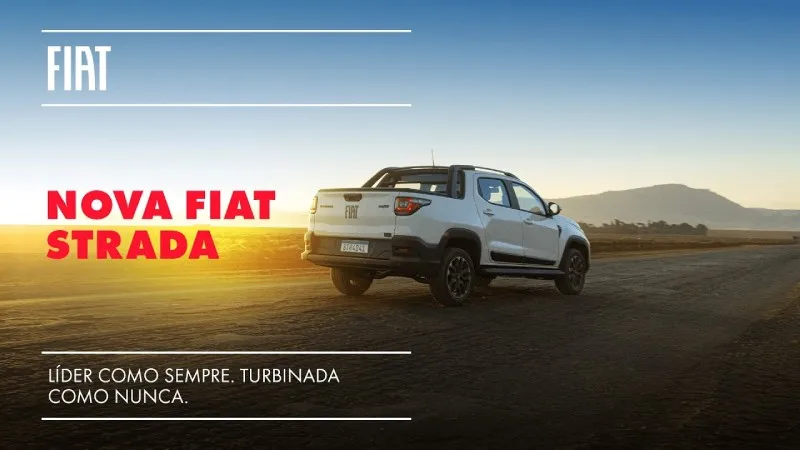 Nova geração da Fiat Strada: mais conforto e tecnologia. Fiat Strada Volcano da nova geração rodando em estrada de terra ao pôr do sol, com visual moderno.