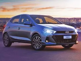 Hyundai HB20 azul 2023 com visual moderno, faróis em LED e frente renovada.