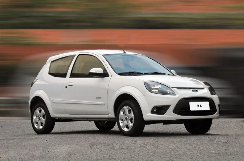 Ford Ka é ágil e fácil de dirigir, excelente para iniciantes Ford Ka branco usado ideal para primeiro carro