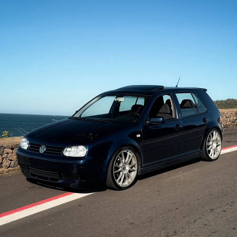 Golf MK4 turbo rebaixado com visual limpo Golf MK4 com turbo e rodas OZ Racing em estrada