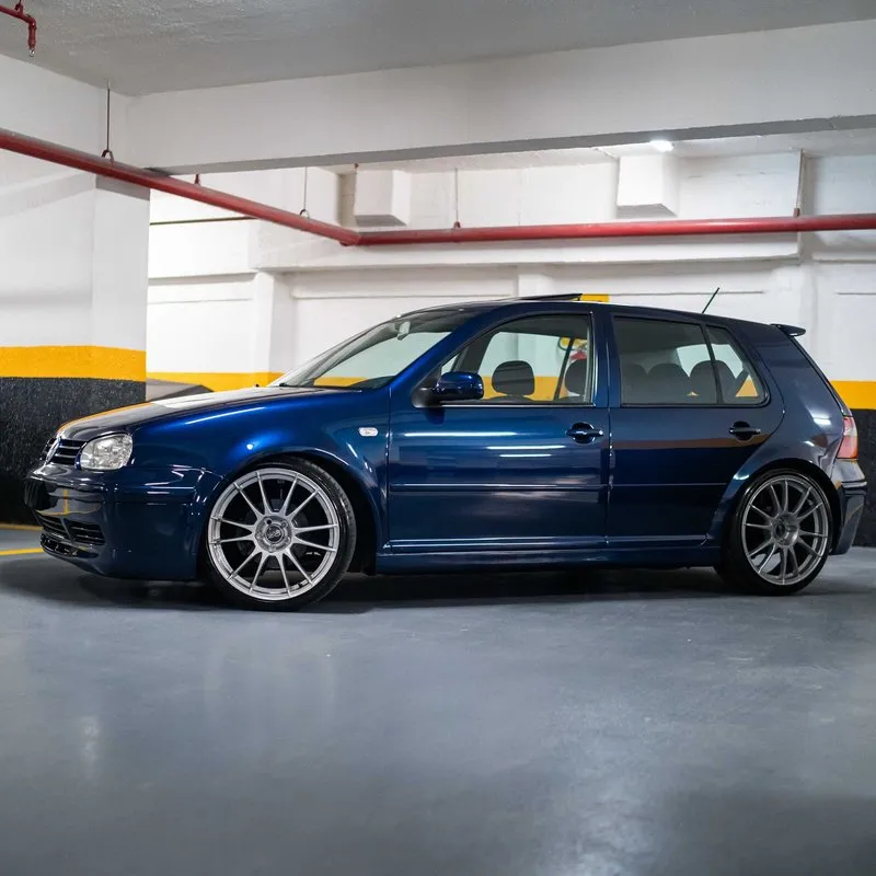 Lateral do Golf MK4 com suspensão rebaixada Golf MK4 rebaixado visto de lado mostrando a suspensão