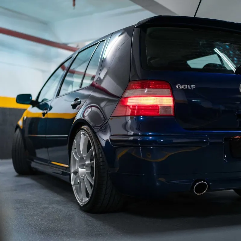Traseira do Golf MK4 rebaixado com rodas OZ Racing Detalhe da traseira do Golf MK4 rebaixado com rodas OZ Racing
