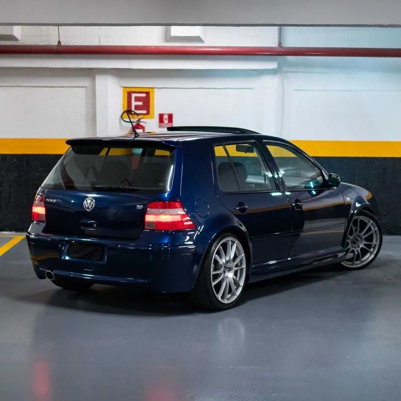 Golf MK4 Sapão rebaixado com rodas esportivas Golf MK4 Sapão rebaixado com rodas grandes visto de trás