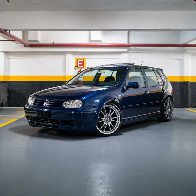 Frente do Golf MK4 Sapão com body kit esportivo Frente do Golf MK4 rebaixado vista por ângulo baixo