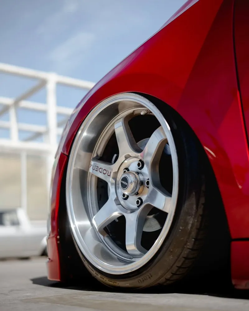 Jetta 2011 rebaixado visto de lado com suspensão zerada Jetta 2011 rebaixado visto de lado com suspensão zerada