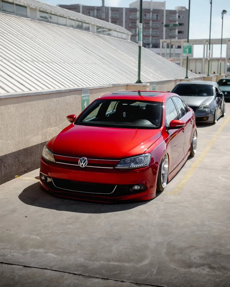 Frente do Jetta 2011 vermelho com suspensão baixa Frente do Jetta 2011 vermelho com suspensão baixa