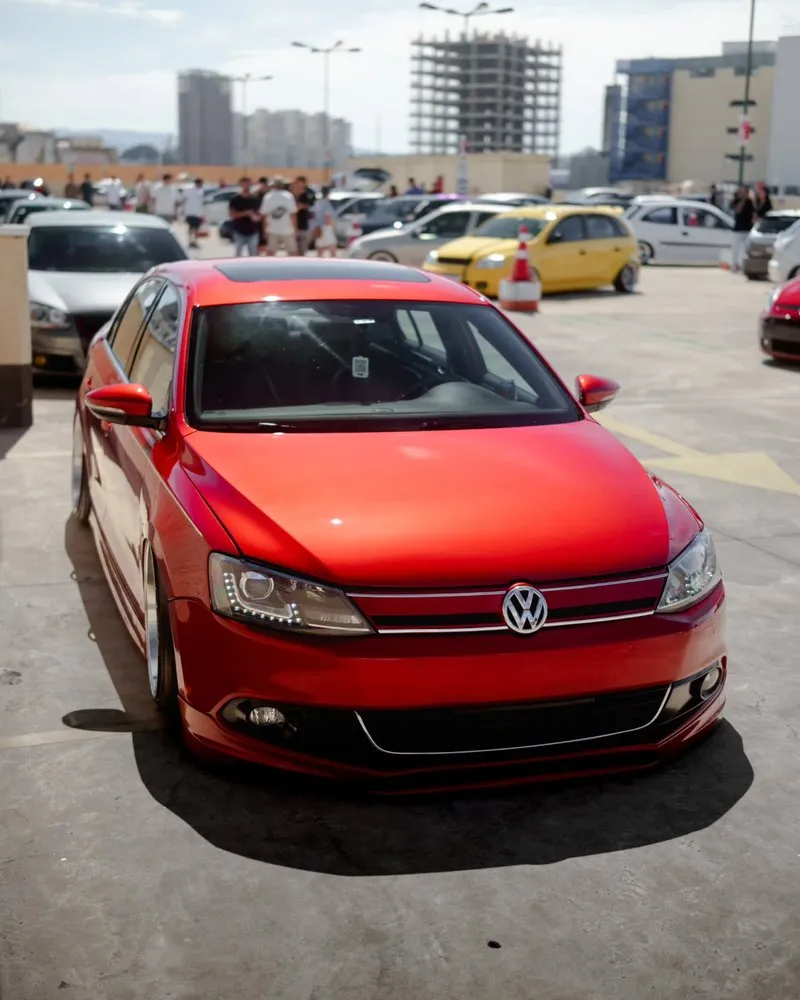 Jetta Vermelho Sunset com suspensão a ar vista lateral Jetta Vermelho Sunset com suspensão a ar vista lateral