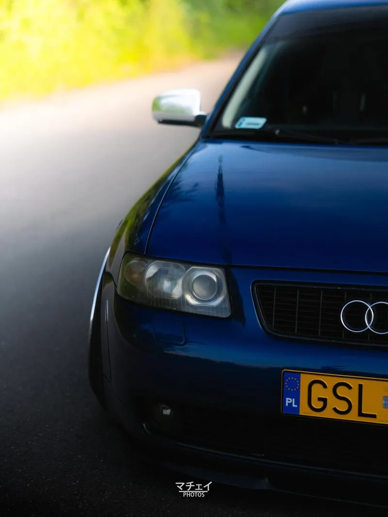 Detalhe da frente do Audi A3 com acabamento impecável e pintura azul Frente do Audi A3 azul rebaixado com detalhes refinados