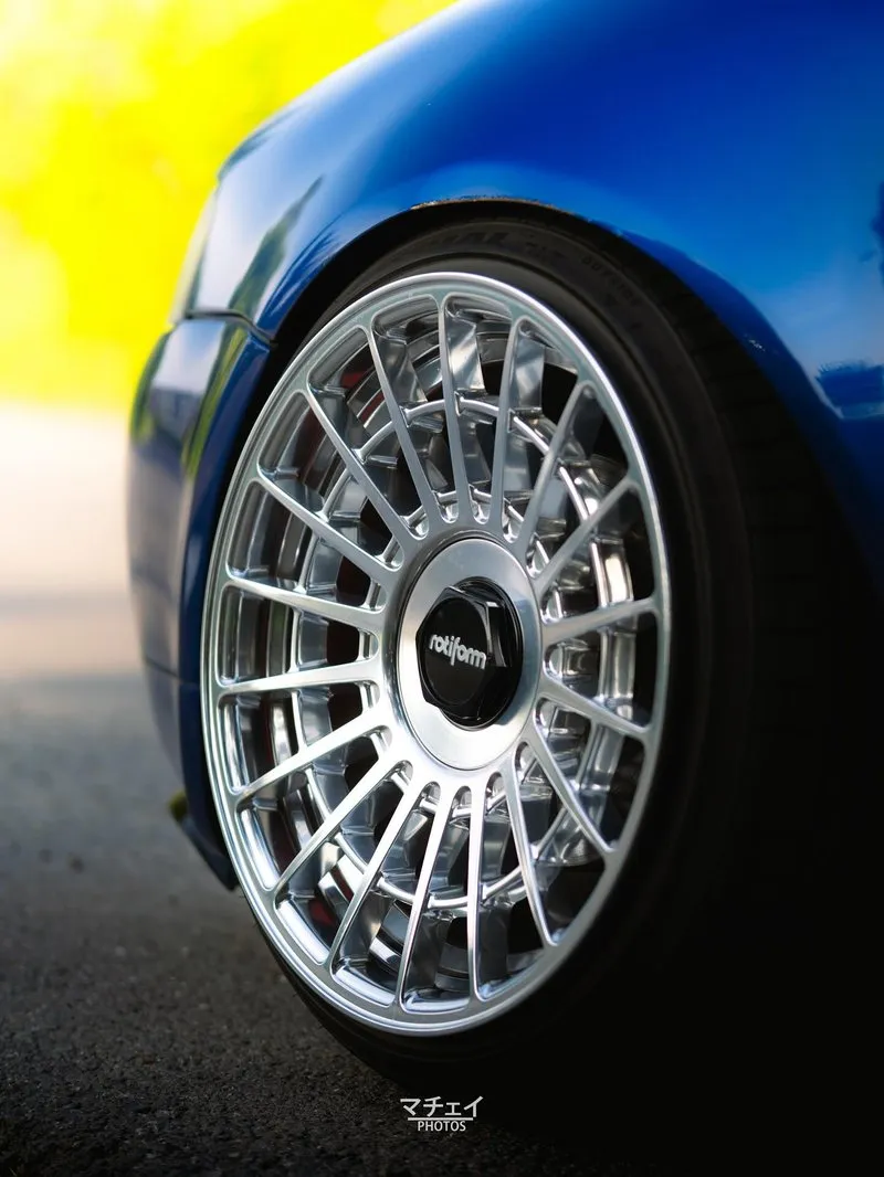 Rodas Rotiform cromadas com perfil baixo no Audi A3 rebaixado Close na roda Rotiform do Audi A3 azul rebaixado