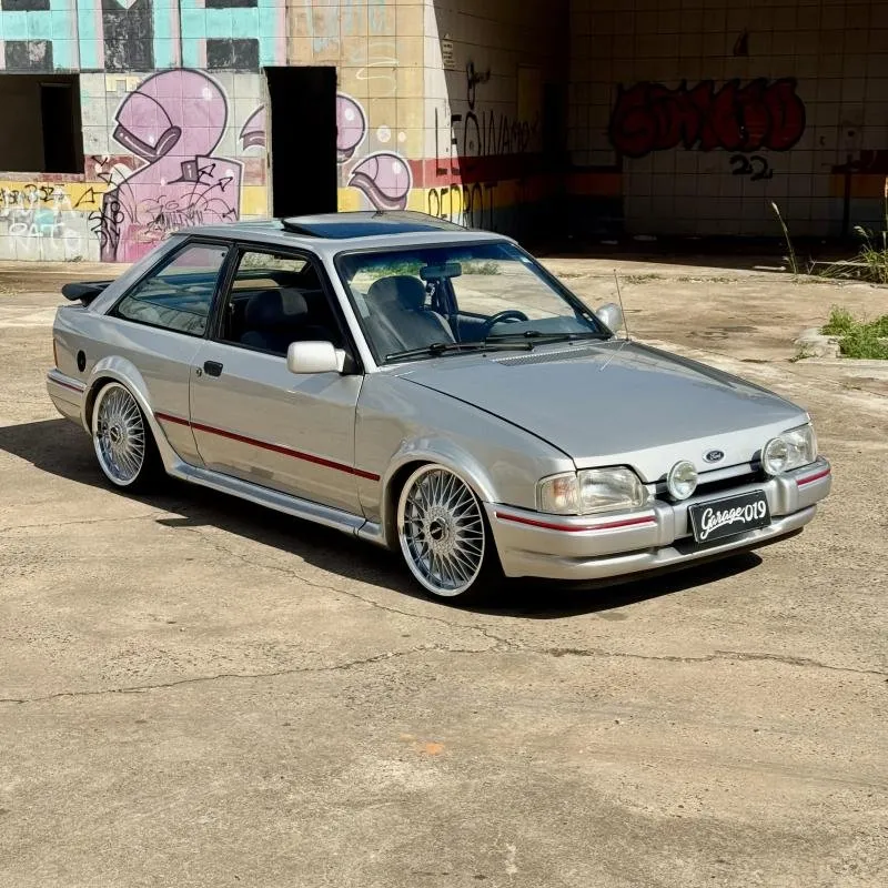 Escort XR3 1990 rebaixado visto de frente e lateral
