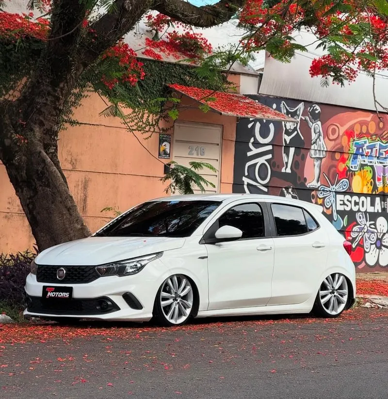Fiat Argo baixo com rodas prateadas Zunky aro 18 Fiat Argo branco com rodas Zunky aro 18 visto pela lateral diagonal