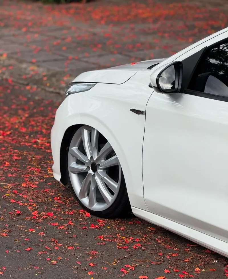 Detalhe das rodas Zunky aro 18 no Argo Detalhe da roda Zunky modelo IX aro 18 no Fiat Argo branco rebaixado