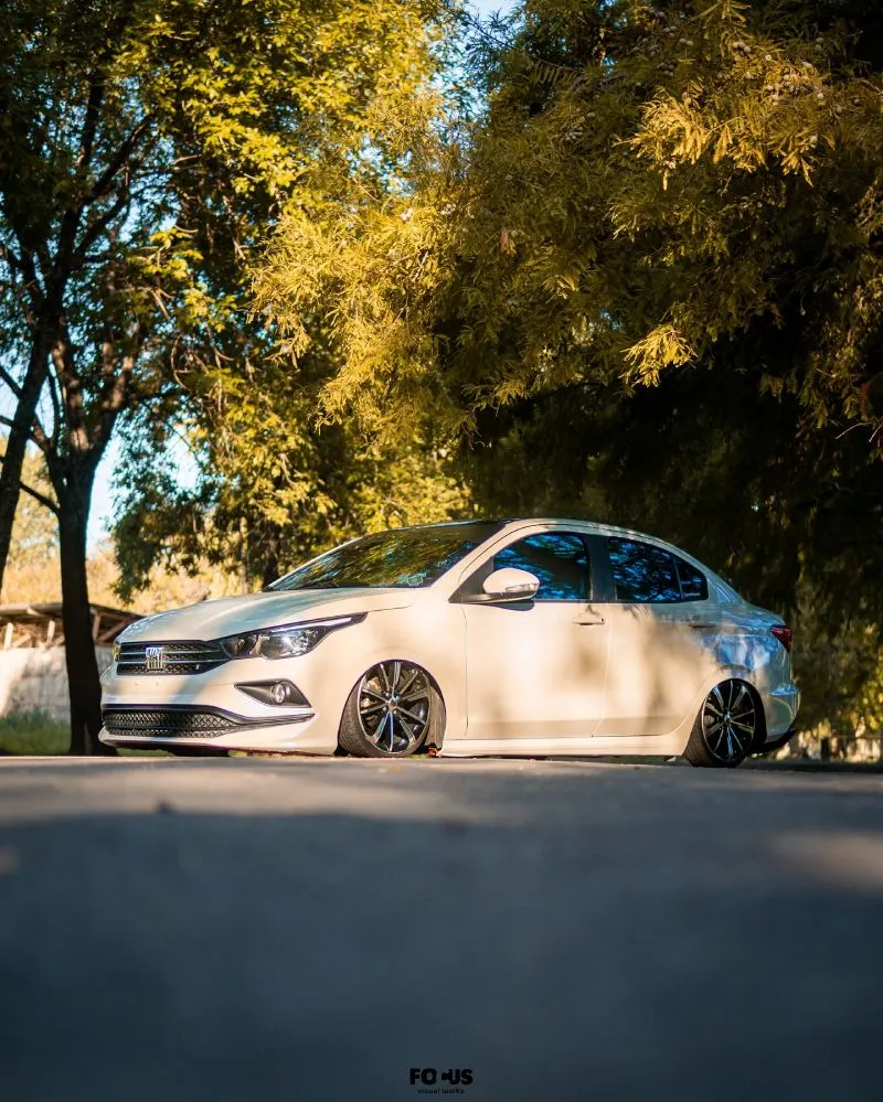 Fiat Cronos branco rebaixado com foco na roda dianteira e detalhe do paralama
